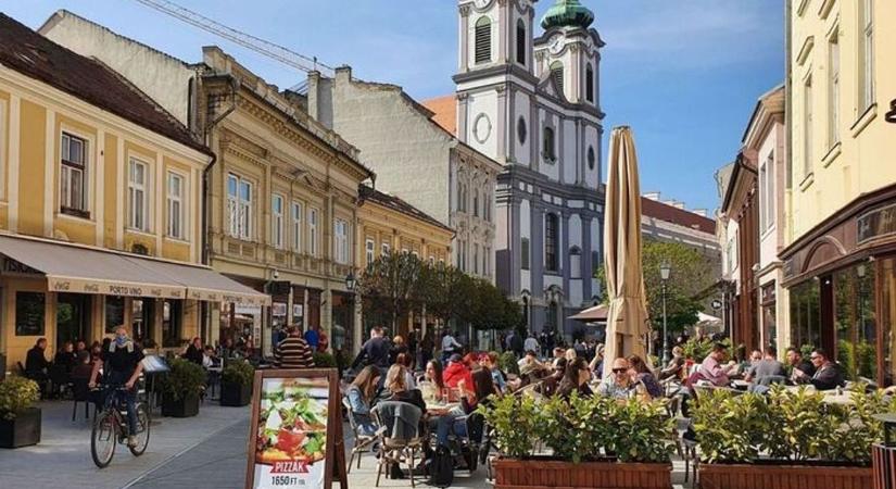 Egyetlen döntéssel változik meg a fehérvári belvárosi teraszok egész nyara