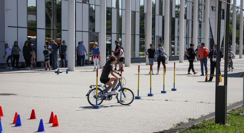 Ügyességi pályán versenyeztek a vármegye legjobb kerékpárosai – galériával