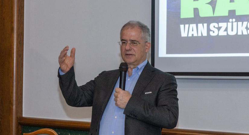 Engedett a nyomásnak: újabb visszalépés a Fidesz háza táján