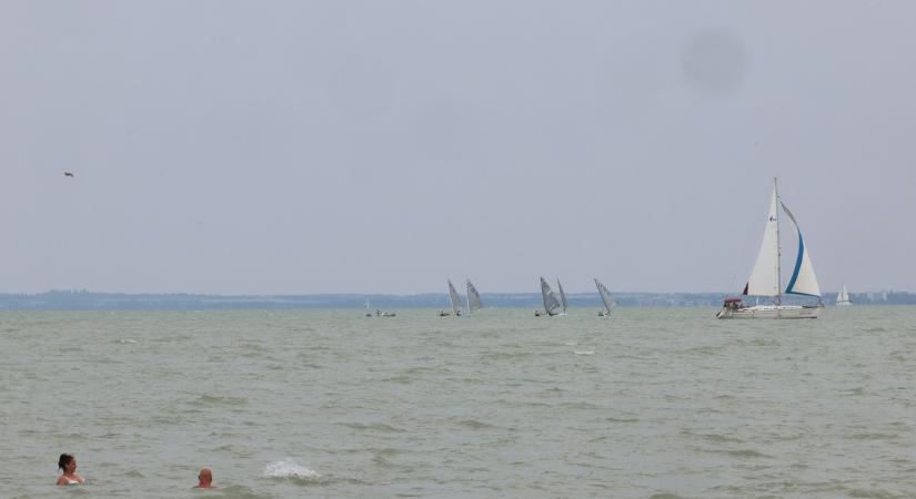 Ezért lesz tömeg lesz a Balatonon a hosszú hétvégén – az andalgó párok ellepik a partot