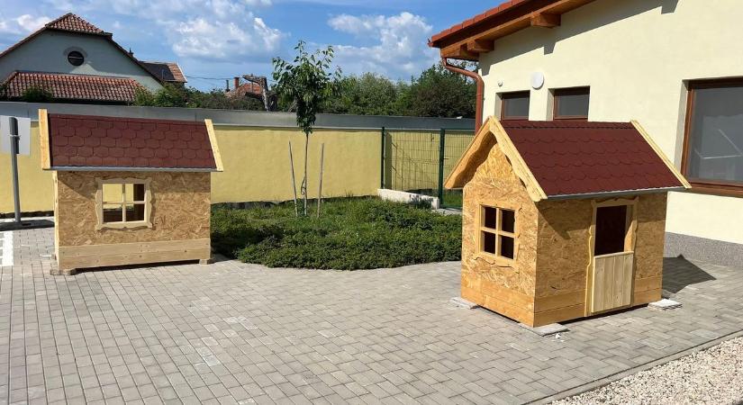 Házakat kaptak az önkormányzattól a mindszenti gyerekek