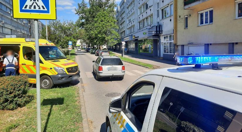 Zebrán ütöttek el egy E-kerékpárral közlekedő hölgyet Nyíregyházán, mentő vitte el a helyszínről (fotók)
