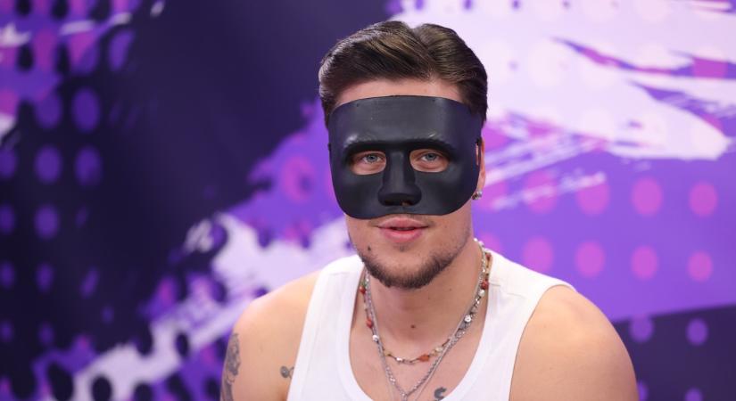 Maradt a maszk, de T. Danny közel egy év után végre színpadra állt egy barátja kedvéért – videó