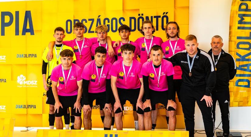 Majdnem döntő, végül dobogó: országos harmadik lett a pécsi iskola csapata