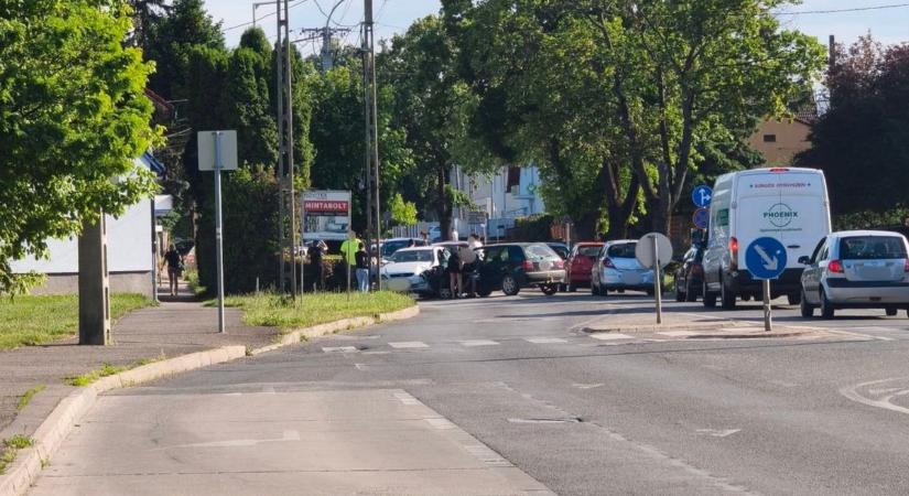 Karambol a pécsi forgalomban: dugó alakult ki a népszerű üzlet közelében
