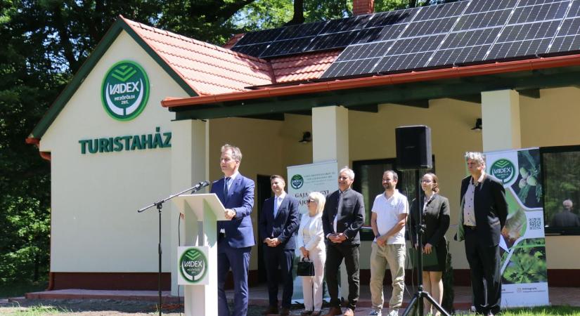 Új turistaparadicsom nyílt a Bakonyban – Újjászületett a legendás Volán-ház (galéria)