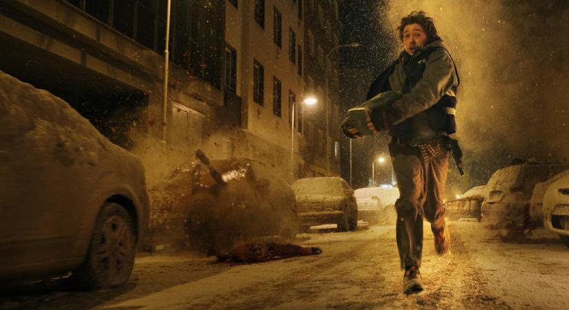 Eddig nem látott jelenetekkel teli új kedvcsinálót és két friss plakátot kapott a Resident Evil-film, aminek rendezője pedig reagált arra, hogy az adaptáció már most megosztja a rajongókat