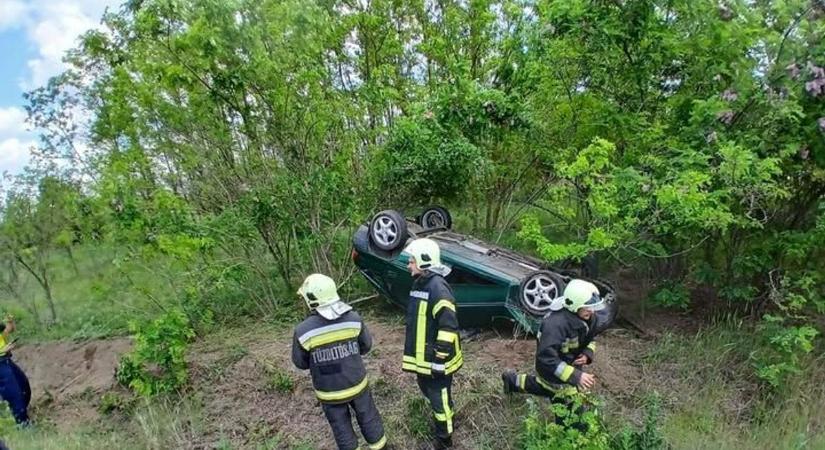 Árokba hajtott és meghalt egy autós az M5-ösön