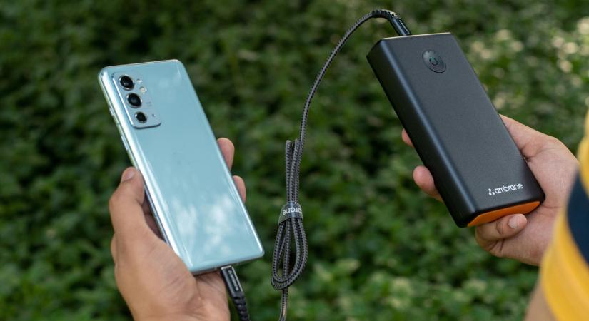 Halálos tragédiát okozott egy telefontöltő - Meghalt a nő, miután felrobbant az ölében a powerbank
