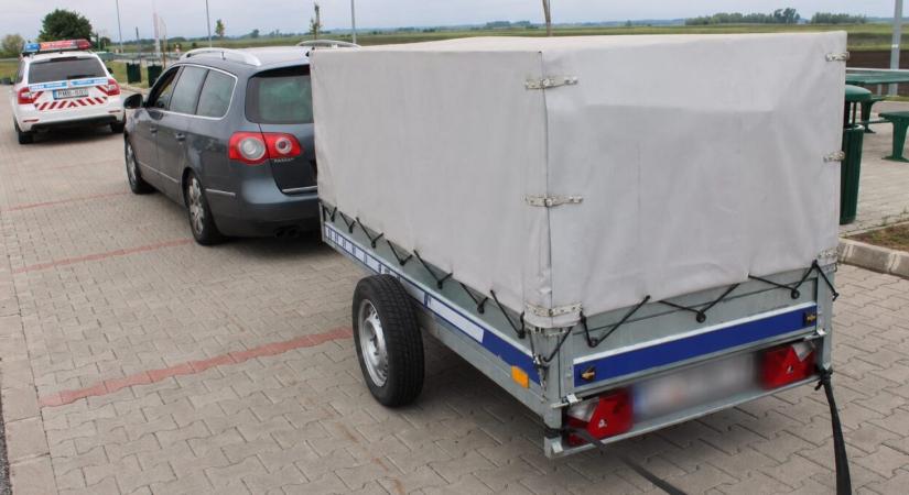 Lerobbant egy VW, kivágták belőle a biztonsági övet, és egy utánfutóra kötve 100-zal vontatták az M3-ason