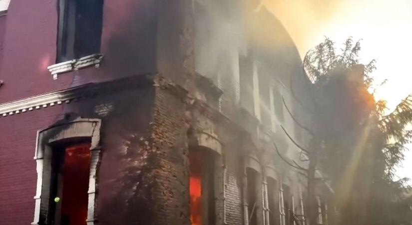 Dróntalálat ért egy luhanszki középiskolát, halálos áldozatok is vannak – Putyin bosszút ígér, Ukrajna szerint az épületet katonai célokra használták (VIDEÓ)