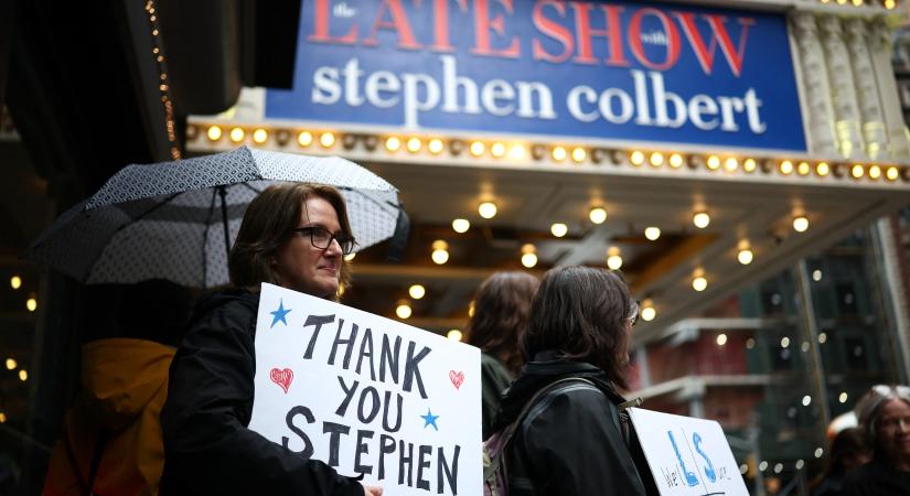 Stephen Colbert szerencséje: nem kellett puhítania a műsorán, hanem Trump kedvéért bezárták azt