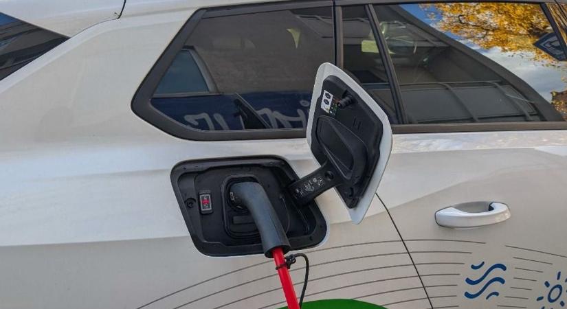 Mi történik? A világ két nagy autógyártója egyszerre állította le az elektromos autók gyártását – pofonegyszerű a magyarázat