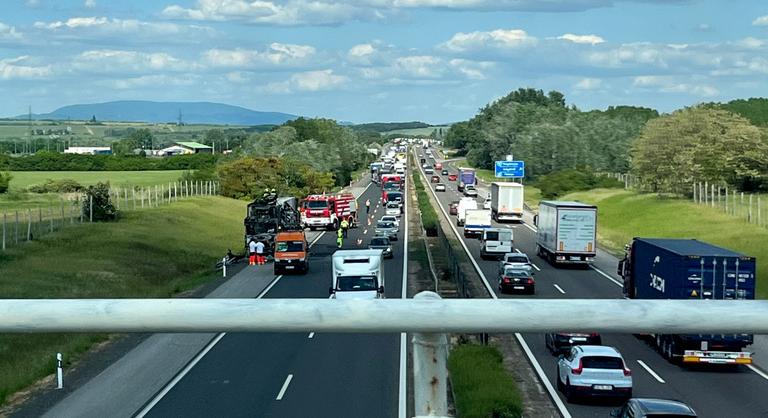 Krémtúrót szállító vontató gyulladt ki az M3-as autópályán