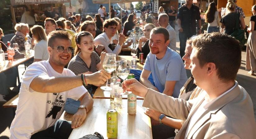 A jubileumi hangulat pénteken sem fogyott el: folytatódott a Szegedi Borfesztivál (galéria)