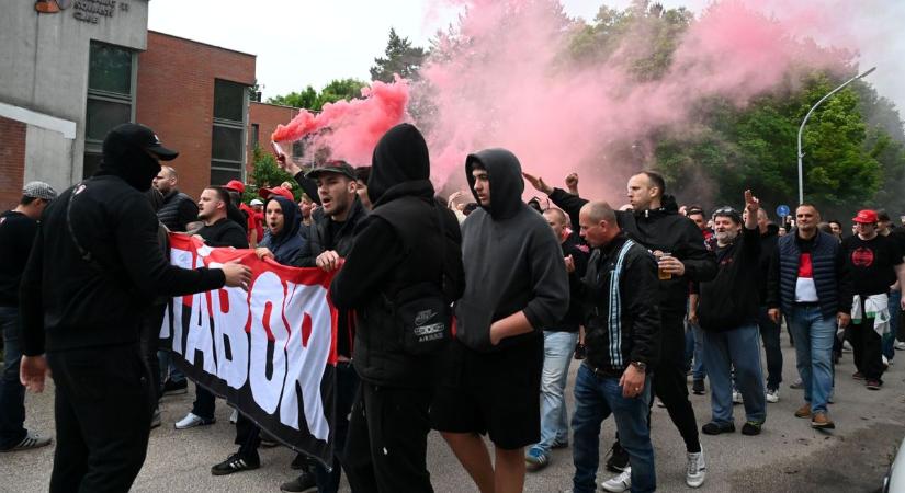 Óriási a hangulat a Tiszaligetben, így vonultak a sportcsarnokhoz az Olaj-drukkerek – videóval