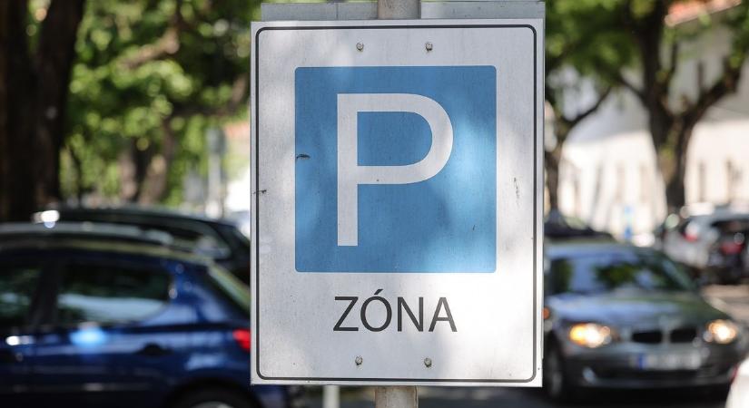 Brutális képsorok egy gyöngyösi parkolóból - imádkozz, hogy ne a tiéd legyen az autó! - fotók