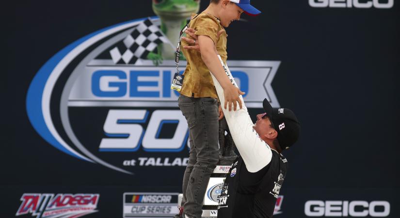 Az RCR ideiglenesen visszavonultatja a 8-as rajtszámot és fenntartja Kyle Busch kisfiának