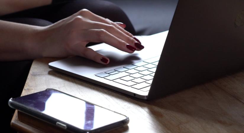 Új módszerrel tarol az online csalás Magyarországon – fel sem kell törni a számlát, az ügyfél maga utalja el a pénzt