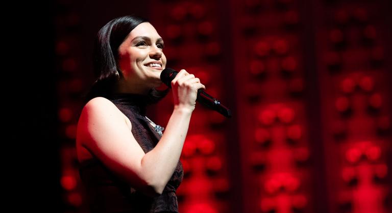 Jessie J egy év alatt teljesen legyőzte a mellrákot