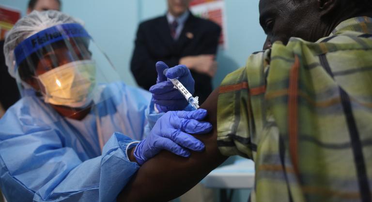 Brit tudósok fejlesztik az Ebola-vakcinát, amely hónapokon belül készen állhat a klinikai tesztekre
