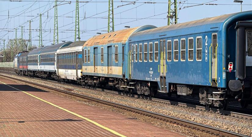Több mint 1000 váltó cseréje helyett alig 50 szerepel a 2026-os tervben, a MÁV által eddig bérelt 10 IC-kocsi helyett csak a Balatonon napi 200-ra lenne szükség