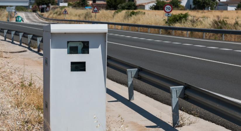 Eleged van a száguldozó autókból? Így kérhetsz fekvőrendőrt vagy traffipaxot a házad elé a saját utcádban