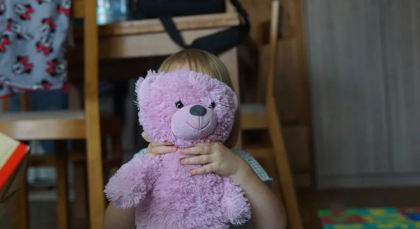 Szorít az idő: ritka mentális állapot nehezíti meg a négyéves kislány életét