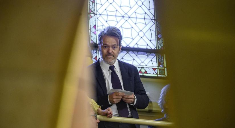 Habony Árpád közeléből menekülnek a süllyedő hajóról