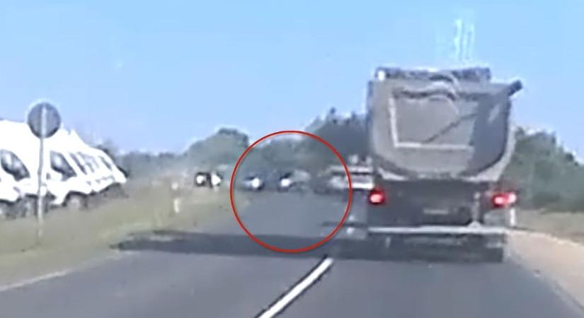 Vastag bőr, vastag porfelhő: autósok kerültek veszélyes csapdába Egernél – videóval