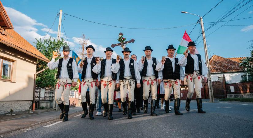 Úton a keresztalják: hajnalban indultak a zarándokok Csíksomlyóra (FOTÓK)