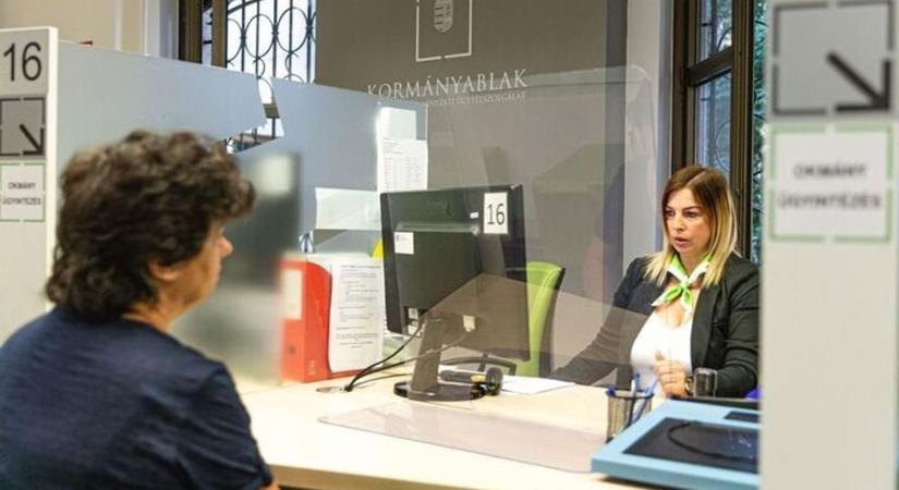 Munka nélkül a nyugdíj előtt? Van megoldás és havi fix támogatás, így kell igényelni