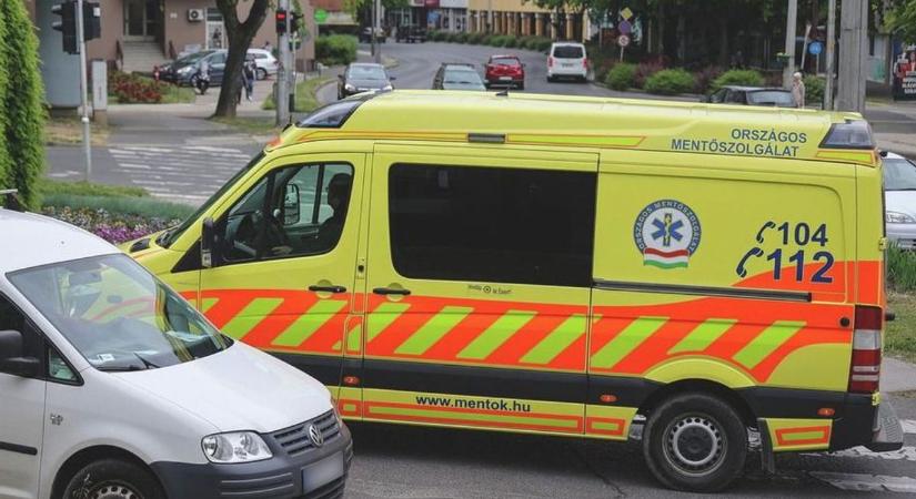 Baleset Berettyóújfaluban: két autó ütközött, egy embert a mentők vittek el!