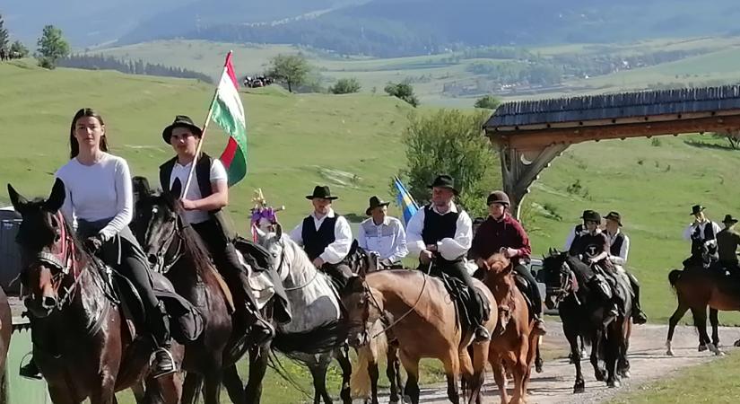 Több száz lovas zarándok érkezett a csíksomlyói hegynyeregbe