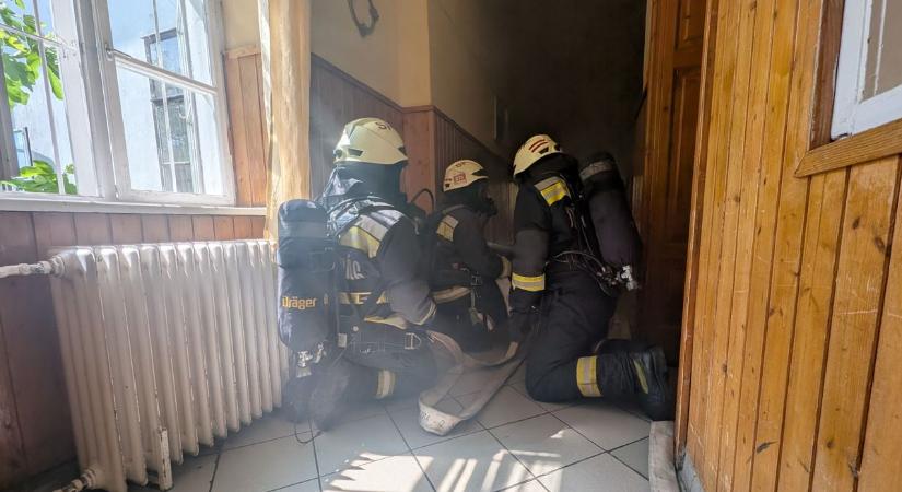 Gyakorlat: tűz ütött ki a szobában, öt lakót nem találtak, 31 tűzoltó a helyszínen - fotó