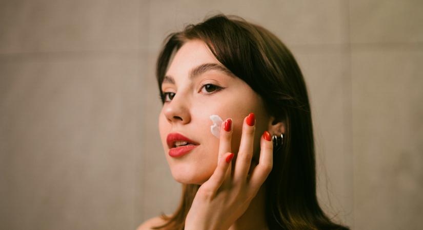 7 skincare hiba, ami miatt zsírosabbnak vagy szárazabbnak érzed a bőröd