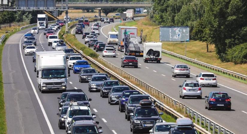 Erős forgalommal indult a hosszú hétvége, az M3-ason több helyen is lassulásra kell számítani