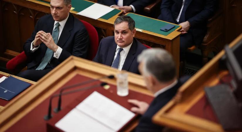 Két volt miniszter írta alá a költségvetés azon részét, amiből hiányzik 286 milliárdnyi kiadás, és két verzió terjed arról, ki a felelős ezért