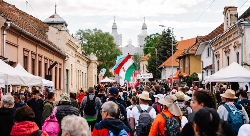 Mmegteltek Csíkszereda utcái: hömpölyög a tömeg a Hármashalom-oltárhoz (FOTÓK)
