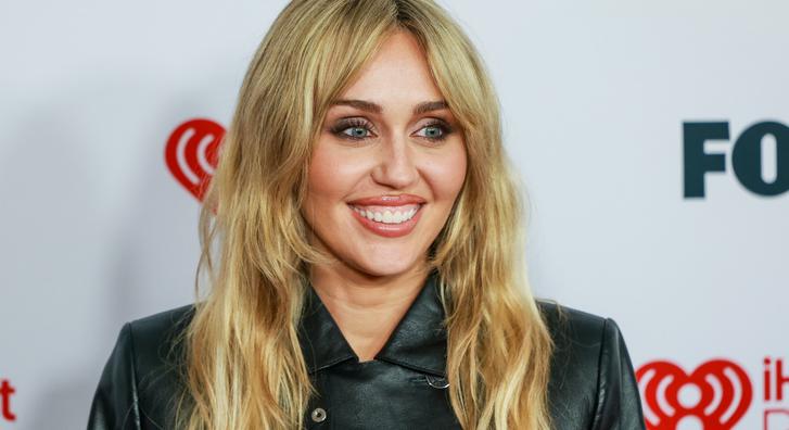 Miley Cyrus csillagot kapott Hollywoodban, áttetsző ruhában ment a ceremóniára