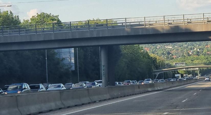 Elesett az M7-es autópálya: baleset és gigadugó Fehérvár felé!