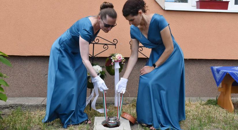 Időkapszulát rejtettek el a jubileumi ünnepségen, a jövőnek is üzent a 150 éves jászjákóhalmi óvoda – galériával