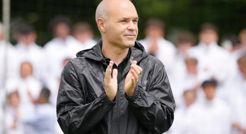 Andrés Iniesta most már valóban visszatér a profi futballba!