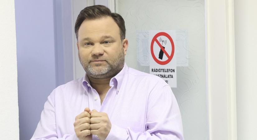 Megdöbbentő történetet mesélt Aranyosi Péter: vakbélgyulladásos fiát metróval küldték másik kórházba