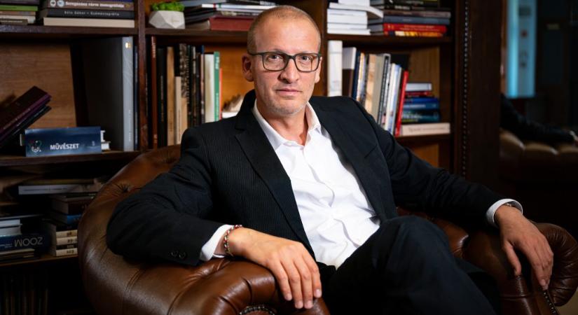 Tarr Zoltán a 24.hu-nak: Nem szeretnénk, hogy bárki is elsétáljon a szürke ködben