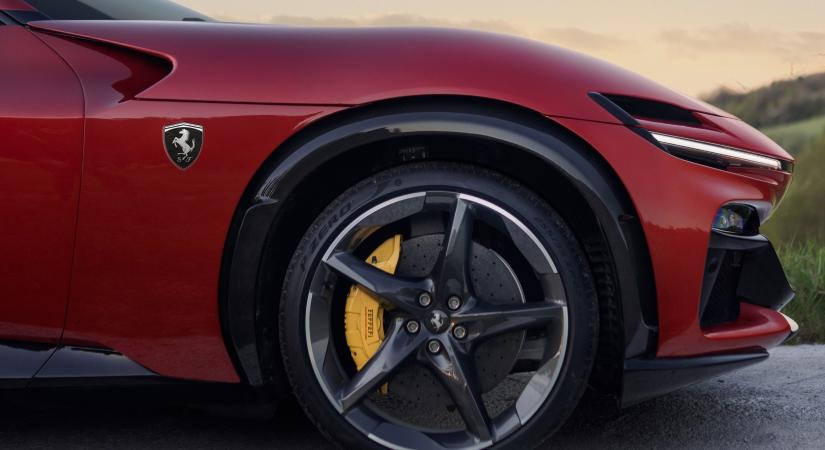 Egy kopóalkatrész cseréje mutatja miért a milliárdosok játékszere a Ferrari