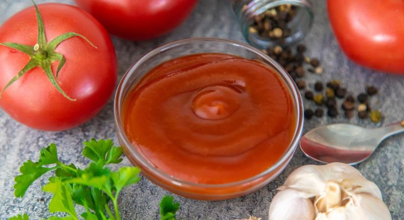 Hűtő vagy szekrény: Hol kell tárolni a ketchupot? A szakértő pontot tett a vita végére
