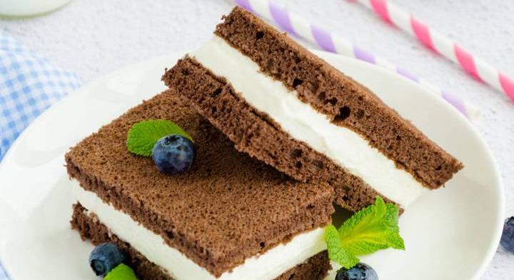 Kakaós piskóta tejfölhabbal: puha, könnyű és isteni recept