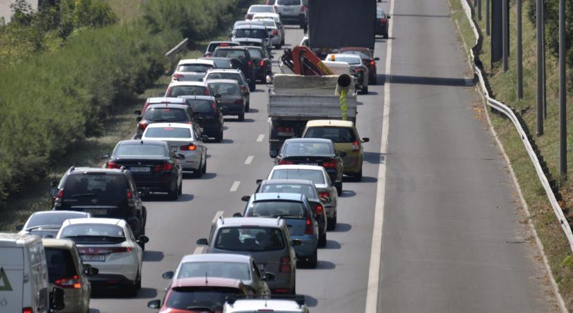 Ezt a két autópályát most érdemes ekerülni, hatalmas a dugó