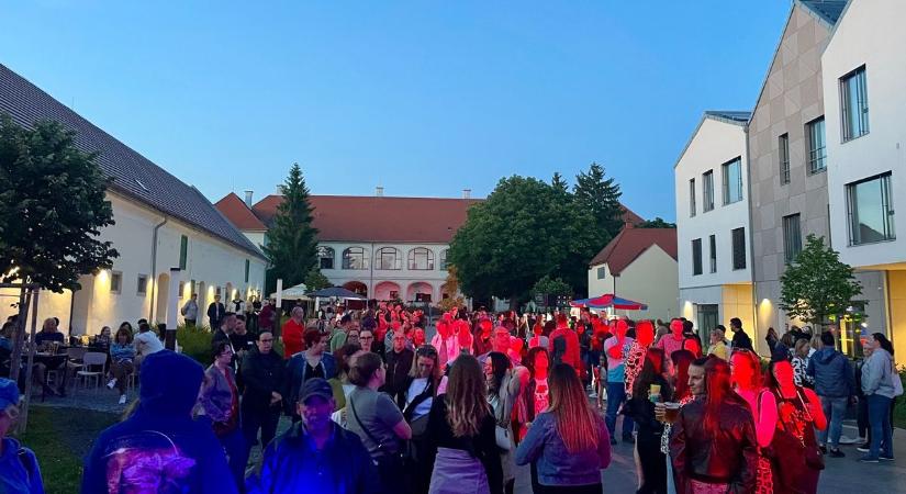 Tömegek buliztak együtt a retro slágerekre – elképesztő hangulat volt az esti partin (galéria, videó)